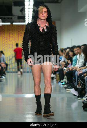 Die Catwalk-Show für Geschwister auf der Mens Fashion Week in London Stockfoto