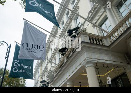 London - November 2021: Curio Collection by Hilton. Ein Luxushotel in South Kensinghton Stockfoto