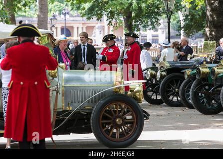 Chelsea Pensioners nahm an der Hundertjahrfeier des Großen Krieges mit Oldtimern in Westminster, London, Teil Stockfoto