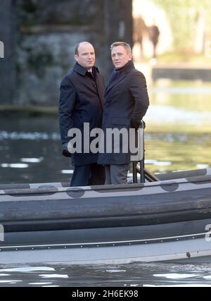 Daniel Craig und Rory Kinnear drehen den neuen James Bond Film Spectre in Camden Lock, London. Stockfoto