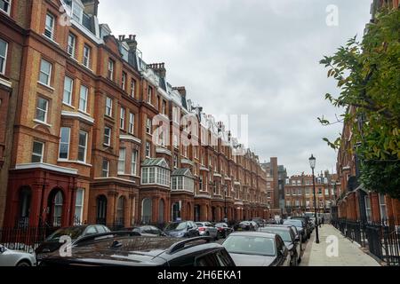 Straße mit gehoben Reihenhäusern in Kensington, London Stockfoto