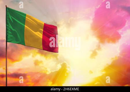 Flatternde Mali Flagge in der linken oberen Ecke Mockup mit dem Ort für Ihre Informationen über schöne bunte Sonnenuntergang oder Sonnenaufgang Hintergrund. Stockfoto