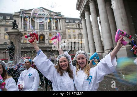 Disruptive Tech-Startup, TransferWise, führt Rallye für eine â €˜tief cleanâ €™ des Finanzsystems mit "sprudelnden" Protest vor der Bank Station Stockfoto