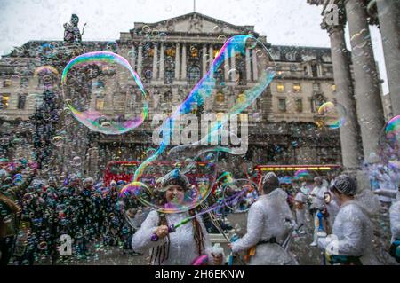 Disruptive Tech-Startup, TransferWise, führt Rallye für eine â €˜tief cleanâ €™ des Finanzsystems mit "sprudelnden" Protest vor der Bank Station Stockfoto