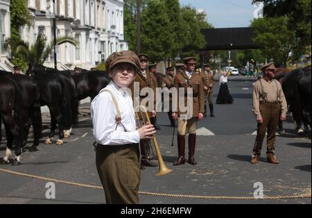 18 Pferde aus dem hauseigenen Kavallerieregiment und Joey, das lebensgroße Marionettenpferd des Nationaltheaters aus war Horse, haben sich auf den Weg gemacht, um ein Bild zu erstellen, das 1915 in derselben Straße aufgenommen wurde. Stockfoto