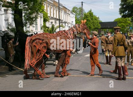 18 Pferde aus dem hauseigenen Kavallerieregiment und Joey, das lebensgroße Marionettenpferd des Nationaltheaters aus war Horse, haben sich auf den Weg gemacht, um ein Bild zu erstellen, das 1915 in derselben Straße aufgenommen wurde. Stockfoto