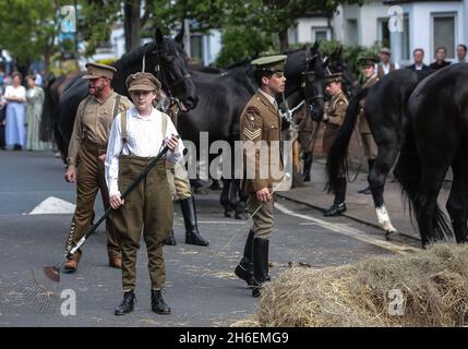 18 Pferde aus dem hauseigenen Kavallerieregiment und Joey, das lebensgroße Marionettenpferd des Nationaltheaters aus war Horse, haben sich auf den Weg gemacht, um ein Bild zu erstellen, das 1915 in derselben Straße aufgenommen wurde. Stockfoto