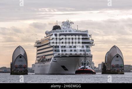 London begrüßte Viking Cruises erstes Schiff, die Viking Star, die an den Ozean gebunden war, als sie heute früh in die Thames Barrier eindrangen. Der brandneue Viking Star für 930 Passagiere ist die erste komplett neue Kreuzfahrt-Linie der Reisebranche seit einem Jahrzehnt. In einer Welt ständig wachsender Kreuzschiffe ist der Star mit 930 Passagieren eines der größten Kreuzschiffe, die die Themse befahren, aber im Vergleich zu anderen Mega-Ozeankreuzfahrtschiffen bleibt dies klein. Stockfoto