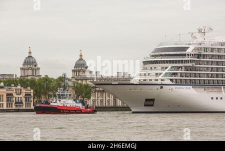 London begrüßte Viking Cruises erstes Schiff, die Viking Star, die an den Ozean gebunden war, als sie heute früh in die Thames Barrier eindrangen. Der brandneue Viking Star für 930 Passagiere ist die erste komplett neue Kreuzfahrt-Linie der Reisebranche seit einem Jahrzehnt. In einer Welt ständig wachsender Kreuzschiffe ist der Star mit 930 Passagieren eines der größten Kreuzschiffe, die die Themse befahren, aber im Vergleich zu anderen Mega-Ozeankreuzfahrtschiffen bleibt dies klein. Stockfoto