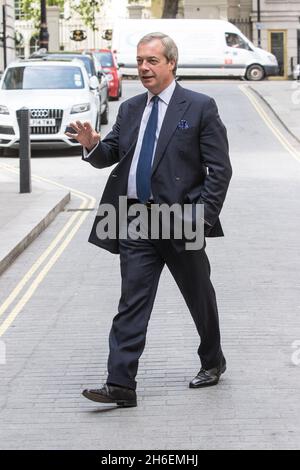 UKIP-Chef Nigel Farage verlässt heute Nachmittag einen privaten Mitgliedsklub in Mayfair, nachdem er ein Treffen mit den wichtigsten Gebern der Parteien veranstaltet hat. Stockfoto