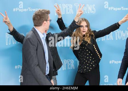 PAPER TOWNS Photocall, an dem Cara Delevingne, Nat Wolff und der Autor John Green (links) bei Claridges in London teilnahmen Stockfoto