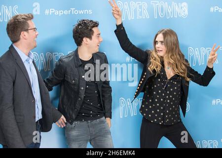 PAPER TOWNS Photocall, an dem Cara Delevingne, Nat Wolff und der Autor John Green (links) bei Claridges in London teilnahmen Stockfoto