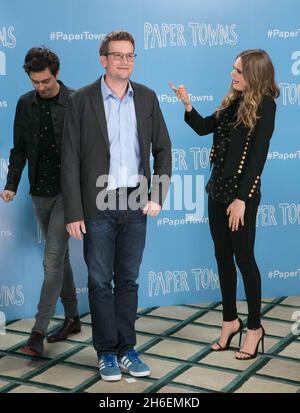 FOTOKALL IN PAPIERSTÄDTEN, an dem Cara Delevingne (rechts), Nat Wolff und der Autor John Green (Mitte) bei Claridges in London teilnahmen Stockfoto