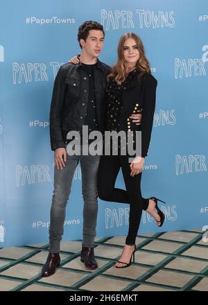 PAPER TOWNS Photocall besucht von Cara Delevingne, Nat Wolff (links) in Claridges in London Stockfoto