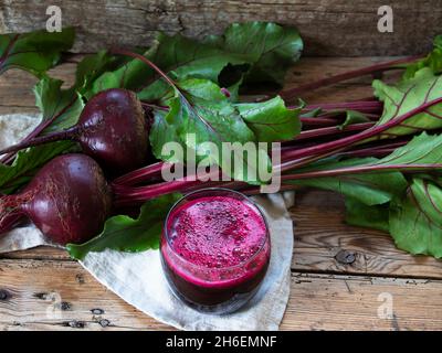 Frischer Smoothie-gepresster Rote-Bete-Saft in einem Glas auf einer Holzoberfläche Stockfoto