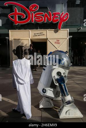 Stormtroopers und R2-D2 schlossen sich einem jungen Star Wars-Fan an, der als Prinzessin Leia Daisy im Alter von 8 Jahren im Disney Store in der Oxford Street gekleidet war, um den finalen Countdown bis Mitternacht zu beginnen, als die mit Spannung erwartete Star Wars: The Force Awakens-Produktlinie am 4. September auf den Markt kommt. Stockfoto