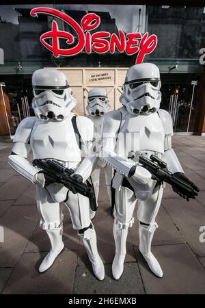 Stormtroopers und R2-D2 schlossen sich einem jungen Star Wars-Fan an, der als Prinzessin Leia Daisy im Alter von 8 Jahren im Disney Store in der Oxford Street gekleidet war, um den finalen Countdown bis Mitternacht zu beginnen, als die mit Spannung erwartete Star Wars: The Force Awakens-Produktlinie am 4. September auf den Markt kommt. Stockfoto