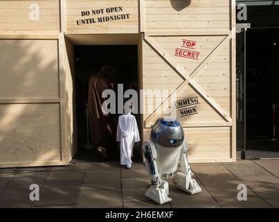 Stormtroopers und R2-D2 schlossen sich einem jungen Star Wars-Fan an, der als Prinzessin Leia Daisy im Alter von 8 Jahren im Disney Store in der Oxford Street gekleidet war, um den finalen Countdown bis Mitternacht zu beginnen, als die mit Spannung erwartete Star Wars: The Force Awakens-Produktlinie am 4. September auf den Markt kommt. Stockfoto