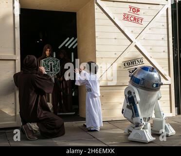 Stormtroopers und R2-D2 schlossen sich einem jungen Star Wars-Fan an, der als Prinzessin Leia Daisy im Alter von 8 Jahren im Disney Store in der Oxford Street gekleidet war, um den finalen Countdown bis Mitternacht zu beginnen, als die mit Spannung erwartete Star Wars: The Force Awakens-Produktlinie am 4. September auf den Markt kommt. Stockfoto