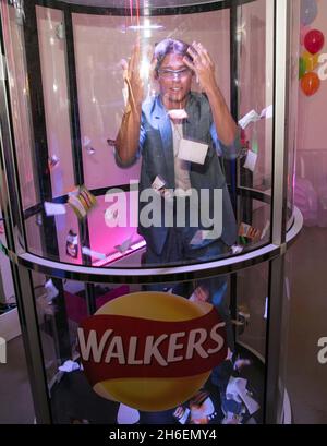 Joey Essex kehrte in die Vergangenheit zurück, als er bei der „Walkers Back in Time“-Veranstaltung ankam, bei der die Rückkehr von fünf Walkers Flavors gefeiert wurde. Die Öffentlichkeit kann darüber abstimmen, für welche Geschmacksrichtung sie wieder für immer stimmen wird und auch die Chance haben wird, £100,000 zu gewinnen Stockfoto