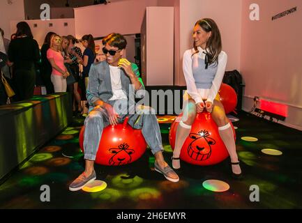 Joey Essex und Louise Thompson gingen in die Vergangenheit zurück, als sie bei der Einführungsveranstaltung Walkers Back in Time ankamen, bei der die Rückkehr von fünf Walkers Flavors gefeiert wurde. Die Öffentlichkeit kann darüber abstimmen, für welche Geschmacksrichtung sie wieder für immer stimmen wird und auch die Chance haben wird, £100,000 zu gewinnen Stockfoto