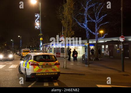 Die Polizei teilte mit, dass die Polizei vor der U-Bahn-Station Leytonstone im Osten Londons nach einem Messerangriff auf drei Personen auf der Station, die als terroristischer Vorfall behandelt wird, vorgehen muss. Stockfoto