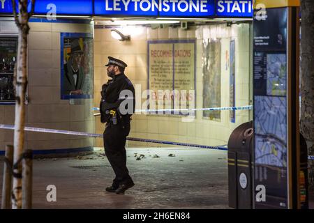 Die Polizei teilte mit, dass die Polizei vor der U-Bahn-Station Leytonstone im Osten Londons nach einem Messerangriff auf drei Personen auf der Station, die als terroristischer Vorfall behandelt wird, vorgehen muss. Stockfoto