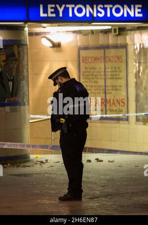 Die Polizei teilte mit, dass die Polizei vor der U-Bahn-Station Leytonstone im Osten Londons nach einem Messerangriff auf drei Personen auf der Station, die als terroristischer Vorfall behandelt wird, vorgehen muss. Stockfoto