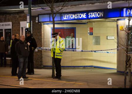 Die Polizei teilte mit, dass die Polizei vor der U-Bahn-Station Leytonstone im Osten Londons nach einem Messerangriff auf drei Personen auf der Station, die als terroristischer Vorfall behandelt wird, vorgehen muss. Stockfoto