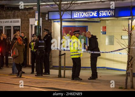 Die Polizei teilte mit, dass die Polizei vor der U-Bahn-Station Leytonstone im Osten Londons nach einem Messerangriff auf drei Personen auf der Station, die als terroristischer Vorfall behandelt wird, vorgehen muss. Stockfoto