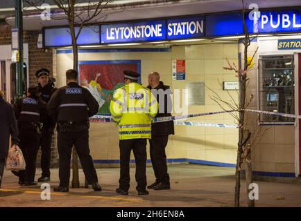 Die Polizei teilte mit, dass die Polizei vor der U-Bahn-Station Leytonstone im Osten Londons nach einem Messerangriff auf drei Personen auf der Station, die als terroristischer Vorfall behandelt wird, vorgehen muss. Stockfoto