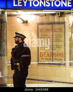 Die Polizei teilte mit, dass die Polizei vor der U-Bahn-Station Leytonstone im Osten Londons nach einem Messerangriff auf drei Personen auf der Station, die als terroristischer Vorfall behandelt wird, vorgehen muss. Stockfoto