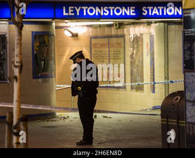 Die Polizei teilte mit, dass die Polizei vor der U-Bahn-Station Leytonstone im Osten Londons nach einem Messerangriff auf drei Personen auf der Station, die als terroristischer Vorfall behandelt wird, vorgehen muss. Stockfoto