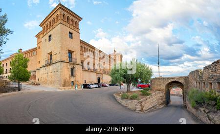 ALCANIZ, SPANIEN - 27. Sep 2021: Eine wunderschöne Aussicht auf das alte befestigte Schloss Calatravos in Alcaniz, Spanien Stockfoto