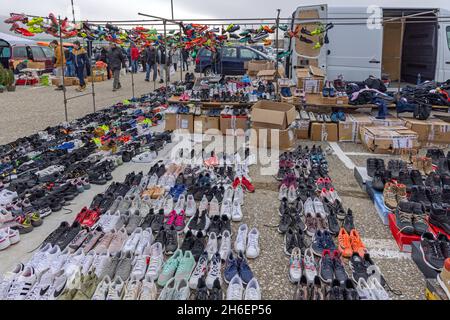 Belgrad, Serbien - 13. November 2021: Second Hand Sneakers Sportschuhe zum Verkauf auf dem Flohmarkt Bubanj Potok. Stockfoto