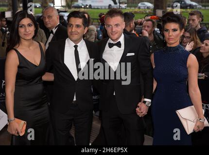 Anushka Bhasin, Manish Bhasin, Jamie Vardy und Verlobte Becky Nicholson nehmen an den British Asian Awards 2016 im Grosvenor House Hotel, London, Teil Stockfoto