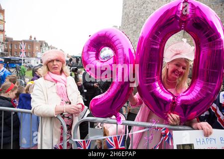 Inmitten der Farben, des Spektakels und der fröhlichen Feier wandte sich die Aufmerksamkeit der Not... eines Schurkenballons zu. Das Drama begann, als die Schwestern Anne und Judy Daley in Windsor auftauten, die in Pink erstrahlten und zwei riesige, zusammenpassende Ballons mit der Aufschrift „90“ ansprachen. Doch die Geschwister aus Cardiff fühlten sich ein wenig deflamiert, als Anne, 55, ihren Griff verlor. Als die neun in Richtung Heathrow Airport schwebten, wurden die Daley-Schwestern mit einer einsamen pinken „0“ zurückgelassen, um die Queen anzuwinken. In der Zwischenzeit widmete sich sogar die BBC dem Drama, wobei die Frühstücksshow Aufnahmen des Ballons drif Schnitt Stockfoto