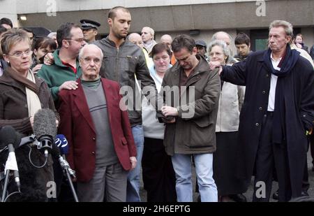 Calum Best, Dickie Best und Mitglieder der Familie zusammen mit Denis Law und Agent Phil Hall vor dem Cromwell Krankenhaus waren Fußballlegende George Best gerade verstorben. Jeff Moore/allactiondigital.com Stockfoto