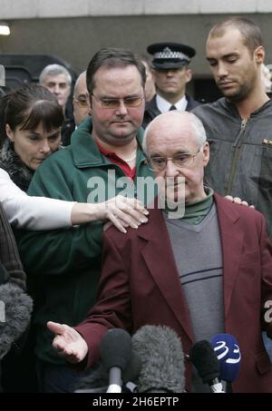 Calum Best, Dickie Best und Mitglieder der Familie zusammen mit Denis Law und Agent Phil Hall vor dem Cromwell Krankenhaus waren Fußballlegende George Best gerade verstorben. Jeff Moore/allactiondigital.com Stockfoto