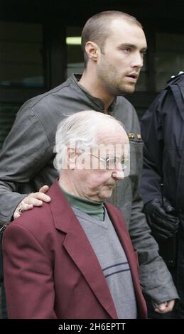 Calum Best, Dickie Best und Mitglieder der Familie zusammen mit Denis Law und Agent Phil Hall vor dem Cromwell Krankenhaus waren Fußballlegende George Best gerade verstorben. Jeff Moore/allactiondigital.com Stockfoto