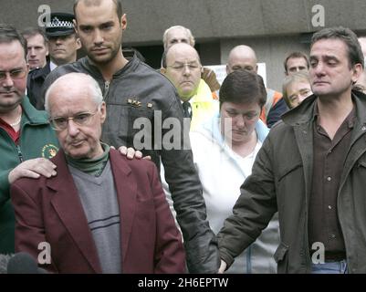 Calum Best, Dickie Best und Mitglieder der Familie zusammen mit Denis Law und Agent Phil Hall vor dem Cromwell Krankenhaus waren Fußballlegende George Best gerade verstorben. Jeff Moore/allactiondigital.com Stockfoto