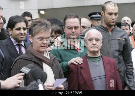 Calum Best, Dickie Best und Mitglieder der Familie zusammen mit Denis Law und Agent Phil Hall vor dem Cromwell Krankenhaus waren Fußballlegende George Best gerade verstorben. Jeff Moore/allactiondigital.com Stockfoto