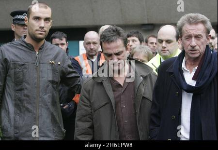 Calum Best, Dickie Best und Mitglieder der Familie zusammen mit Denis Law und Agent Phil Hall vor dem Cromwell Krankenhaus waren Fußballlegende George Best gerade verstorben. Jeff Moore/allactiondigital.com Stockfoto