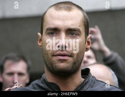 Calum Best, Dickie Best und Mitglieder der Familie zusammen mit Denis Law und Agent Phil Hall vor dem Cromwell Krankenhaus waren Fußballlegende George Best gerade verstorben. BILD: Calum Best. Jeff Moore/allactiondigital.com Stockfoto