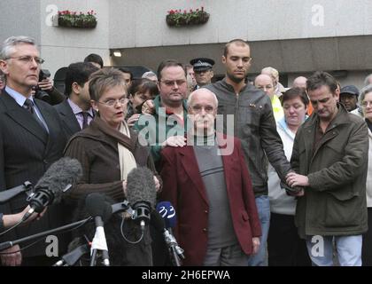 Calum Best, Dickie Best und Mitglieder der Familie zusammen mit Denis Law und Agent Phil Hall vor dem Cromwell Krankenhaus waren Fußballlegende George Best gerade verstorben. Jeff Moore/allactiondigital.com Stockfoto