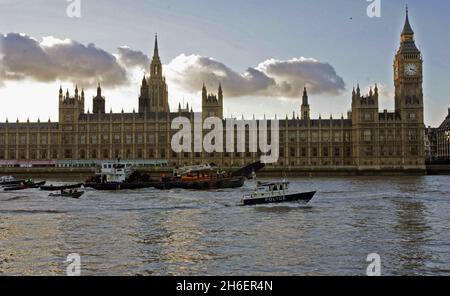 Der 5 m lange Nördliche Flaschennasenwal steht am 21/01/06 an der Themse im Westen Londons. Trotz eines Rettungsversuchs, den Wal zu retten, indem er das Tier auf einen Lastkahn auf dem Weg ins Meer hob, starb er an Atembeschwerden auf der Route. Jeff Moore/allactiondigital.com Stockfoto