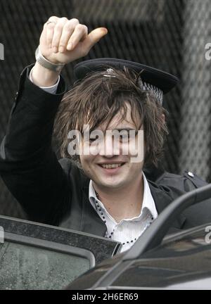 Die Sängerin Pete Doherty von Babyshambles stellte sich vor, wie sie heute die Ealing-Magistraten verließ, nachdem er nach der Zulassung des Drogenbesitzes einen 12-monatigen Gemeinschaftsbefehl erhalten hatte. Der ehemalige Sänger der Libertines wurde auch angewiesen, an einem Drogenrehabilitationsprogramm teilzunehmen und warnte, dass er im Falle eines Verstommes gegen den Befehl ins Gefängnis gehen könnte. Jeff Moore/allactiondigital.com Stockfoto