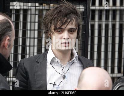 Die Sängerin Pete Doherty von Babyshambles stellte sich vor, wie sie heute die Ealing-Magistraten verließ, nachdem er nach der Zulassung des Drogenbesitzes einen 12-monatigen Gemeinschaftsbefehl erhalten hatte. Der ehemalige Sänger der Libertines wurde auch angewiesen, an einem Drogenrehabilitationsprogramm teilzunehmen und warnte, dass er im Falle eines Verstommes gegen den Befehl ins Gefängnis gehen könnte. Jeff Moore/allactiondigital.com Stockfoto