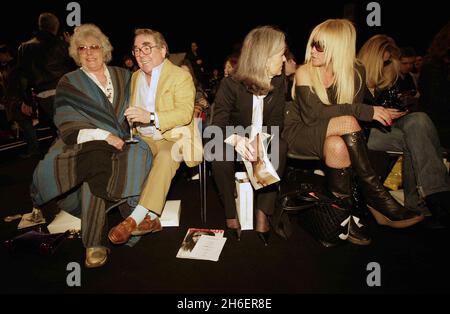 Ronnie Corbett und Meg Mathews bei der Michiko Koshino Show während der London Fashion Week. Jeff Moore/allactiondigital.com Stockfoto