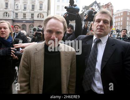 Der Da Vinci Code Autor Dan Brown im Bild am High Court in London. Der amerikanische Schriftsteller stand vor Gericht, als zwei Historiker ihre bahnbrechende Behauptung aufführten, er habe bis zu 15 „zentrale Themenpunkte“ aus ihrem Werk von 1982 kopiert. Richard Leigh und Michael Baigent verklagen ihren eigenen Verleger, Random House. Sie sagen, dass der Da Vinci-Kodex aus dem Heiligen Blut und dem Heiligen Gral, selbst ein Bestseller, herausgenommen wurde, den Random House ebenfalls veröffentlichte. Wenn die beiden Autoren erfolgreich sind, könnte dies die Mai-Veröffentlichung des Â£53 Millionen-Films des Da Vinci-Codes, der Tom Hanks in den Hauptrollen hat, gefährden. Jeff Moore/allactiond Stockfoto